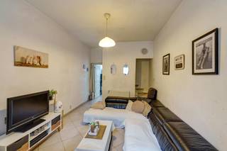 <p>Interesse? Plan dan zelf je bezoek in via onze digitale kalender. Vragen? Neem gerust contact op met Jeff Peeters via jeff.peeters@copandi.be of via +32 492 577 317.</p><p>Deze charmante gesloten bebouwing aan Koppelandstraat 91 ligt in een rustige straat nabij het centrum van Herentals. Dankzij de compacte maar efficiënte indeling is dit een ideale starterswoning of interessante investering.</p><p><strong>Gelijkvloers</strong><br />De woning verwelkomt je met een ruime inkomhal (13 m²) die toegang geeft tot de leefruimte van 15 m². Aansluitend bevindt zich de gezellige keuken (8 m²), ideaal voor wie graag compact kookt. De badkamer (10 m²) achteraan is uitgerust met ligbad en toilet. Er zijn daarnaast nog twee kleine tussenhallen die zorgen voor een logische indeling en doorgang naar elke ruimte.</p><p><strong>Eerste verdieping</strong><br />Boven vind je twee slaapkamers van respectievelijk 13 m² en 18 m². Beide kamers bieden voldoende ruimte voor een dubbel bed en kleerkast. De nachthal meet 3 m² en vormt een praktische verbinding tussen beide kamers.</p><p><strong>Kenmerken</strong><br />✅ Twee ruime slaapkamers<br />✅ Badkamer met ligbad<br />✅ Gelegen nabij het centrum van Herentals<br />✅ Instapklaar of naar eigen smaak te moderniseren</p>