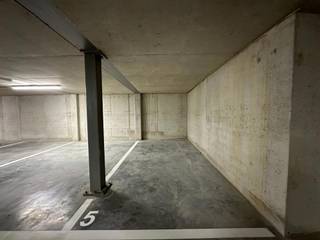 Ondergrondse autostaanplaats te koop in het luxueuze nieuwbouwproject Residentie Ruytenburg, gelegen in de Hendrik Marckstraat te Berchem.<br />De staanplaats bevindt zich op een toplocatie, vlakbij belangrijke invalswegen, openbaar vervoer, scholen en winkels.<br /><br />Interesse? Neem gerust contact op voor meer informatie.