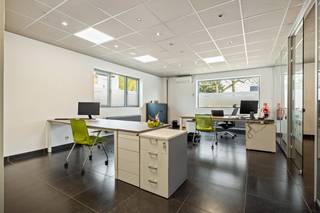 Deze ruime kantoorruimte is ideaal gelegen in het centrum van Stabroek, met openbaar vervoer, belangrijke verbindingswegen en de op- en afrit van...