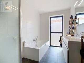 Op zoek naar een modern appartement waar comfort, ruimte en een uitstekende ligging mooi samenkomen?<br /><br />Dan is dit aangename appartement in Landen absoluut het ontdekken waard.<br /><br />Het appartement bevindt zich op een bijzonder interessante locatie, vlak bij het treinstation van Landen, maar toch weg van de drukkere Stationsstraat.<br />Ideaal voor wie dagelijks de trein neemt of graag alle voorzieningen van het centrum binnen handbereik heeft.<br /><br />Bij het binnenkomen valt meteen het aangename ruimtegevoel op.<br />De lichtrijke leefruimte met open keuken vormt het hart van het appartement.<br />Dankzij de grote raampartijen geniet je hier van veel natuurlijk licht en een open, moderne sfeer.<br />De keuken is volledig geïntegreerd in de leefruimte en biedt voldoende plaats voor een gezellige eethoek.<br /><br />Een absolute troef is het overdekte terras van maar liefst 15 m². Een volwaardige buitenruimte waar je beschut kan zitten en waar er meer dan voldoende plaats is om een gezellige lounge- of eethoek te creëren.<br /><br />Verder beschikt het appartement over 2 slaapkamers en een ruime badkamer, uitgerust met zowel een ligbad als douche. Het geheel is modern en verzorgd afgewerkt en beschikt over verwarming op aardgas.<br /><br />Ook praktisch heeft dit appartement heel wat te bieden.<br />Zo hoort er een afgesloten ondergrondse garagebox van 18 m² bij én is er een bijzonder ruime gemeenschappelijke kelder van maar liefst 38 m².<br /><br />Met zijn uitstekende EPC-score A is het bovendien een energiezuinig appartement, wat vandaag een belangrijke meerwaarde vormt.<br /><br />Kortom: een modern, lichtrijk en comfortabel appartement met 2 slaapkamers, een heerlijk terras en een eigen garagebox, op wandelafstand van het station van Landen.<br />Een interessante woonst voor wie centraal wil wonen zonder midden in de drukte te zitten.<br /><br />Troeven: EPC A – 2 slaapkamers – terras 15 m² – afgesloten garagebox 18 m² – gemeenschappelijke kelder 38 m² – verwarming op aardgas – vlak bij station Landen – moderne en lichtrijke leefruimte.<br />