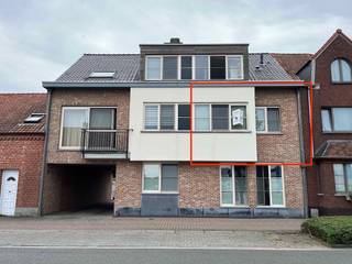 <div>Centraal gelegen appartement, 1ste verdiep, omvat woonkamer met open keuken, berging, nachthal, toilet, badkamer (douche en lavabo), 2 slaapkamers, ruim terras (met zonneluifel) en garage.</div><div><br />Geen huisdieren toegelaten!<br /> </div>