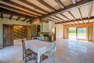 Deze prachtige villa in Heist-op-den-Berg is een droomwoning voor wie op zoek is naar ruimte, comfort en een groene omgeving. Omgeven door weides en bos biedt deze woning een wijds en prachtig uitzicht.<br /><br />Het grote perceel met grote tuin is zuidgericht dus zonovergoten en toch is er schaduw voorzien door het overdekte terras gelijkvloers. Van daar heb je toegang tot de grote kelder en garage. Ideaal voor een zelfstandige.<br /><br />De inkomhal met prachtige stalen draaitrap geeft toegang tot een eerste ruime slaapkamer of bureau, woonkamer met open haard en de keuken. De grote badkamer bevindt zich ook op dit verdiep.<br /><br />Boven vindt u de andere slaapkamers en veel ingemaakte kasten zodat u beschikt over veel bergruimte. Mogelijkheid om van één kamer een dressing te maken bijvoorbeeld.<br /><br />Deze woning is ideaal voor grote gezinnen of misschien heb je veel kleinkinderen die graag op bezoek komen? Kom eens kijken, geniet van het wijdse uitzicht en wordt verliefd op deze woning.