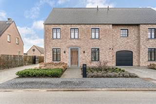 Ontdek deze prachtige halfopen bebouwing van 2019, gelegen op een ruim perceel van maar liefst 17a 36ca en met een bewoonbare oppervlakte van...