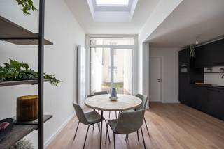 Locatie
Op zoek naar een instapklaar gelijkvloers appartement met tuin of een interessante investering op een toplocatie? Dit volledig gerenoveerde appartement is gelegen in het gegeerde Deurne-Zuid, op wandelafstand van groene parken en met een uitstekende verbinding naar het stadscentrum van Antwerpen. Rustig wonen met de stad binnen handbereik.
Indeling
Het appartement beschikt over een ruime en lichtrijke woonkamer met open zicht op de tuin, een volledig geïnstalleerde keuken, een comfortabele slaapkamer en een moderne badkamer met douche. Dankzij de praktische indeling geniet u van een aangenaam en functioneel wooncomfort op één niveau.
Troeven
- Gegeerde ligging nabij parken en groen
- Centrale locatie met vlotte verbinding naar Antwerpen centrum
- Volledig gerenoveerd en instapklaar
Technische gegevens
Het appartement werd volledig gerenoveerd en is uitgerust met een energiezuinige condenserende ketel.