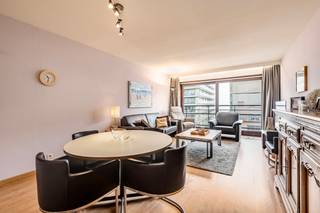 <strong>Wenduine: Instapklaar 1 slaapkamer appartement te koop met tussenliggend zeezicht in hartje Wenduine.</strong><br /><br />Gezellig appartement in het centrum van Wenduine te koop, in de nabijheid van het commerciële centrum, zeedijk en het openbaar vervoer. De tramhalte &amp;quot;Wenduine Centrum&amp;quot;  is zeer nabij.<br /><br /><strong>Indeling</strong><br />Ruime inkomhal, afzonderlijk toilet, ruime living met open keuken en terras met tussenliggend zeezicht, badkamer met ligbad/douche en een wastafelmeubel en een luchtige slaapkamer aan de achterzijde van het appartement.<br /><br /><strong>Troeven</strong>
<ul><li>Op 150m van de zeedijk.</li><li>Centrale ligging. </li><li>Inclusief kelder in de residentie.</li><li>Gunstig EPC: label-B. </li></ul>
Meer informatie? Contacteer Ilse op het nummer 0456/ 96 04 61