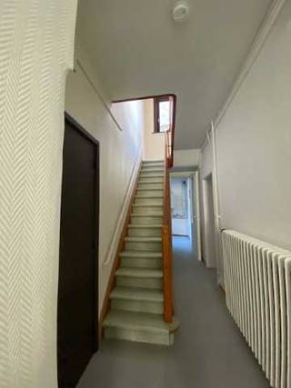 Instapklare rijwoning in Oostende.De indeling is als volgt:Op het gelijkvloers vindt u de inkomhal met trap naar 1e verdieping.Via de hal heeft u...