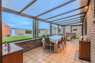 <p><strong>TE KOOP – Villa + Atelier / Werkplaats met uitzonderlijk potentieel in Zerkegem</strong><span><br /></span><br />Deze degelijk gebouwde villa dd. 1985, bevindt zich op een prachtig perceel van ca. <strong>1.300 m²</strong> + een <strong>atelier/werkplaats</strong> en <strong>ruim zicht op de omliggende weiden</strong>.</p>
<p><strong>Troeven van deze eigendom:<br /></strong></p>
<ul>
<li><strong>Atelier / werkplaats</strong></li>
</ul>
<ul>
<li><strong>Grote zolderruimte</strong> ideaal voor het creëren van <span><strong>extra slaapkamers en badkamer</strong></span></li>
</ul>
<ul>
<li>
<p>Stevige, degelijke constructie</p>
</li>
<li>
<p>Perceel van ca. <strong>1.300 m²</strong> met mooie <strong>tuin </strong></p>
</li>
<li>
<p>Waar extra <strong>4 slaapkamers + badkamer mogelijk te maken zijn!</strong></p>
</li>
<li>
<p><strong>Prachtige ligging</strong><span> in Zerkegem met open zicht op de weiden</span></p>
</li>
</ul>
<p>Een woning met enorme <strong>mogelijkheden</strong> en <strong>toekomstwaarde</strong> – perfect voor wie droomt van een ruime gezinswoning!<br /><br />Meer info? 050 33 59 03 - info@yess-vastgoed.be<br /><br /><br /></p>