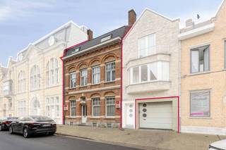 Ce manoir de caractère est à vendre au pied des célèbres forteresses d'Ypres et à deux pas de la Grote Markt. Un bâtiment unique avec de nombreux éléments authentiques, des espaces spacieux, 5 à 6 chambres et avec tous les magasins, écoles et restaurants confortables accessibles à pied.<br />L'âme authentique de la maison est préservée dans les hauts plafonds, les planchers (en bois) de caractère, les cheminées,...<br />Un certain nombre de travaux majeurs ont déjà été réalisés, tels que la restauration de la façade et la rénovation complète de la toiture. <br /><br />Ce qui rend cette offre vraiment exceptionnelle, c'est que la vente comprend également l'espace attenant au rez-de-chaussée avec un jardin de ville et un garage. Cela vous permet d'agrandir la terrasse actuelle de la ville.<br />Cet espace supplémentaire comprend un garage privé et un espace multifonctionnel situé derrière celui-ci. Idéal pour ceux qui recherchent une combinaison de vie et de travail (cabinet, bureau, profession libérale), un studio de création ou un studio indépendant.<br /><br />Composé de :<br /><br />1) De Monstraat 13 - Ypres :<br />Rez-de-chaussée : <br />Hall d'entrée spacieux - Salon lumineux - Cuisine équipée avec coin repas et véranda donnant sur la terrasse de la ville (qui peut être agrandie pour inclure la maison mitoyenne n° 15) - Toilettes séparées - Bureau/rangement.<br /><br />Le bâtiment possède un sous-sol complet. Le sous-sol est un espace multifonctionnel pouvant servir d'espace de travail, de rangement, de buanderie,...<br /><br />Premier étage : <br />Hall de nuit - Trois chambres spacieuses - Toilettes séparées - Salle de bain équipée.<br /><br />Deuxième étage : <br />Hall de nuit - deux chambres et une pièce de rangement pouvant également être utilisée comme chambre supplémentaire.<br /><br />Loft<br /><br />De Montstraat 15 à Ypres :<br />terrasse de ville (peut être agrandie pour inclure la terrasse de la maison, n° 13) - studio - garage<br /><br />Les avantages de cette propriété à vendre :<br />* Garage en plein centre<br />* Possibilité d'agrandir le jardin de la ville<br />* 6 chambres<br />* Pratique supplémentaire, bureau, studio,... <br />* Possibilité de louer un B&B<br /><br />Une opportunité rare pour les amoureux de l'espace, de l'authenticité et de la vie centrée sur le centre-ville d'Ypres.<br /><br />Vous souhaitez découvrir ce manoir ? Contactez-nous dès aujourd'hui pour une visite.<br /><br />Registre des mesures: non<br /><br />Les images générées par l’IA sont fournies en guise d'inspiration. Elles ne tiennent pas compte des spécifications techniques, ni des renseignements urbanistiques, ni des possibilités concrètes de réalisation.