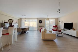 <p>Ontdek dit hoogwaardig afgewerkt nieuwbouwappartement in residentie Klaverhof, rustig gelegen nabij het centrum van Vosselaar en met vlotte verbindingen naar omliggende gemeenten.</p><p>Het appartement heeft een bewoonbare oppervlakte van 128,23 m² en beschikt over een ruim terras van 24,75 m² en een privatieve tuin van ca. 65 m².</p><p>Bij het betreden van het appartement komt u in een ruime inkomhal met apart toilet. Van hieruit bereikt u de lichtrijke leefruimte, waar grote raampartijen zorgen voor een aangenaam zicht op de tuin en het terras. De open keuken sluit naadloos aan op de leefruimte en is volledig uitgerust met kwalitatieve toestellen, waaronder een inductiekookplaat, dampkap, vaatwasser, ingebouwde koelkast, combi-oven en lavabo. Verder beschikt de keuken over een aparte berging met aansluiting voor was- en droogmachine. Het appartement beschikt over twee slaapkamers en een stijlvolle badkamer voorzien van inloopdouche, ligbad en wasmeubel.</p><p>Mogelijkheid tot aankoop aan 6% btw-regeling (onder voorwaarden).</p><p>Extra:<br />- Energiezuinige nieuwbouw (E-peil < 40)<br />- Ventilatiesysteem D<br />- Vloerverwarming<br />- Aankoop van autostaanplaats en kelderberging verplicht!<br />- Prijs exclusief notariskosten en BTW! <br />- Perceelscore A, gebouwscore A, woongebied, bijzondere informatie in aanvraag. <br />-Niet opgenomen in maatregelenregister</p><p>Dit appartement is momenteel verhuurd, wat het bijzonder interessant maakt voor investeerders.</p><p>Voor meer info ga naar www.coenenvastgoed.be of bel 03/375.82.92</p>