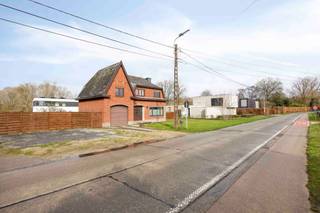 <p>Deze charmante vrijstaande woning, oorspronkelijk gebouwd in 1969, werd doorheen de jaren zorgvuldig onderhouden en gedeeltelijk gerenoveerd. Ze is gelegen op een mooi perceel van 8 are en biedt een aangename combinatie van ruimte, comfort en mogelijkheden.</p>
<p>De woning beschikt over een lichtrijke leefruimte, een functionele keuken, vier volwaardige slaapkamers en één badkamer. Daarnaast is er een praktische garage aanwezig. Buiten geniet u van een aangename tuin waar het heerlijk vertoeven is.</p>
<p>Dankzij de EPC-score C en de conforme elektriciteit is deze woning bovendien perfect instapklaar. Enkele opfrissingswerken kunnen het geheel verder naar eigen smaak moderniseren, maar de basis is reeds zeer degelijk.</p>
<p>Een ideale gezinswoning voor wie rustig wil wonen in een aangename omgeving, met alle voorzieningen van Haacht binnen handbereik.</p>
