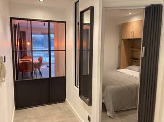 Op zoek naar een ideale tweede verblijfplaats aan zee of een interessante investering? Deze verzorgde studio combineert comfort, een uitstekende ligging en een prachtig open uitzicht op het hinterland.<br /><br />Gelegen op een hogere verdieping geniet u dagelijks van een aangenaam panoramisch zicht en een heerlijk zonneterras waar u in alle rust kunt ontspannen. Dankzij de grote raampartijen baadt de leefruimte in het natuurlijke licht, wat zorgt voor een ruim en aangenaam gevoel.<br /><br />De studio beschikt over een praktische keuken met alle nodige comfort, een verzorgde badkamer en een functionele indeling die optimaal gebruikmaakt van de beschikbare ruimte. De residentie is goed onderhouden en biedt bovendien een gemeenschappelijke fietsenberging. Laden en lossen kan eenvoudig via de achterzijde van het gebouw.<br /><br />Met een gunstig EPC-label C, centrale verwarming op aardgas en een onmiddellijke beschikbaarheid is deze studio perfect geschikt als tweede verblijf, investering of eigen stek aan de Belgische kust.<br /><br />Troeven:<br /><br />Zonnig terras met prachtig panoramisch uitzicht op het hinterland.<br />Lichtrijke leefruimte.<br />Praktische keuken met alle nodige comfort.<br />Verzorgde residentie met gemeenschappelijke fietsenberging.<br />Centrale verwarming op aardgas.<br />Onmiddellijk beschikbaar.<br />Energiezuinig (EPC-label C).<br />Ideaal als tweede verblijf of investering.<br /><br />Laat u verrassen door de rust, het open uitzicht en de uitstekende ligging. Contacteer ons vandaag nog voor meer informatie of een bezichtiging.