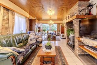 <p>Welkom bij deze vrijstaande woning in Geel - Ten Aard op een westelijk georiënteerd perceel van maar liefst 1041 m².</p><br /><p>Dit huis solide gebouwd huis beschikt over +/-160 m² bewoonbare oppervlakte. Alles ligt op de gelijkvloerse verdieping. Er zijn onder meer 3 slaapkamers, een badkamer met bad en douche, wasplaats/berging en een apart toilet. De zolder is voldoende groot en biedt mogelijkheden om ingericht te worden.</p><br /><p>De schoorsteen in de living is nog actief; ideaal voor een hout- of pelletkachel. De keuken is ingericht en kan vanaf dag 1 gebruikt worden.</p><br /><p>Er is een ruim bijgebouw voor stallen van voertuigen of hobby.</p><br /><p>De attesten voor deze woning zijn prima: </p><ul><li>Met EPC-score D heb je geen renovatieplicht. </li><li>Onderdak wordt niet gezien als gevaarlijke asbest, wat maakt dat de uitslag van het attest 'asbestveilig' is.</li><li>De elektrische installatie lijkt op enkele details na te voldoen aan de huidige normen.</li></ul><br /><p>Het geheel kan naar eigen smaak opgefrist of ineens gerenoveerd worden. Aan een woning kan je veel veranderen, maar niet de locatie. De locatie van deze woning is super: rustige straat, groene buurt en toch overal vlakbij!</p><br /><p>In onze virtuele tour kan je naar hartenlust rondwandelen, meubels verwijderen en opmetingen doen. We staat graag klaar om je live te ontvangen.</p><br /><p>Wil je jouw vastgoed verkopen of verhuren? We bekijken de mogelijkheden die jouw pand biedt, en koppelen die aan jouw wensen.<br />Samen naar jouw Succesvolle Nxxt Step!</p>