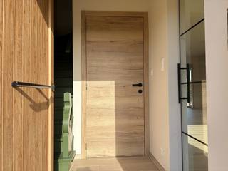 Bent u op zoek naar een instapklare, energiezuinige woning met een eigentijdse afwerking op een rustige, doch strategische locatie? Dan is deze volledig gerenoveerde open bebouwing in de Jan Baptist Vanderelststraat iets voor jou!<br />De nabijheid van winkels, scholen, openbaar vervoer, recreatiemogelijkheden en moeiteloze toegang tot de autosnelweg E314 maken deze locatie de ideale uitvalsbasis.<br /><br />Bij het betreden van de woning wordt u verwelkomd in de inkomhal met een gastentoilet . De <strong>benedenverdieping </strong>biedt een lichtrijke woonkamer, volledig uitgeruste keuken, badkamer met ligbad en douche, een technische berging met aansluiting voor een wasmachine. Via de woonkamer en de berging hebben we toegang tot  het terras met zicht op de grote, onderhoudsvriendelijke tuin. Deze is bovendien volledig omheind! Tenslotte is er een <strong>kelder </strong>die toegankelijk is via de keuken.<br />De <strong>bovenverdieping </strong>beschikt over 3 slaapkamers en een tweede badkamer met douche en een toilet. Tenslotte is er nog een afzonderlijke <strong>garage </strong>met een sectionele poort, met ruimte voor uw wagen en fietsen. <br /><br />Alle ruimtes zijn geschilderd en voorzien van automatische rolluiken en vliegenramen. Alsook een internetaansluiting in elke slaapkamer.<br />De woning wordt verwarmd en gekoeld met vloerverwarming doormiddel van een <strong>geothermische warmtepomp</strong>. De <strong> 14 zonnepanelen hebben samen een vermogen van 6400WP!</strong><br />In combinatie met de uitstekende isolatie (3-dubbel glas en gevel), zorgt dit voor een een zeer <strong>lage energiefactuur</strong>!<br /><br />Kortom, deze woning is ideaal voor wie op zoek is naar een energiezuinige, moderne en instapklare woning op een rustige en strategische locatie!<br />De huurprijs bedraagt €1.750 per maand en is onmiddellijk beschikbaar als hoofdverblijfplaats. <br /><br />Lijkt deze woning echt iets voor jou? Wees er dan snel bij en maak zelf een afspraak via onze online agenda onder 'bezoekmoment kiezen. Of neem gerust contact met ons op voor verdere informatie of om een bezichtiging te regelen, via telefoon op 016 23 90 81 (elke weekdag bereikbaar tussen 10u en 13u).