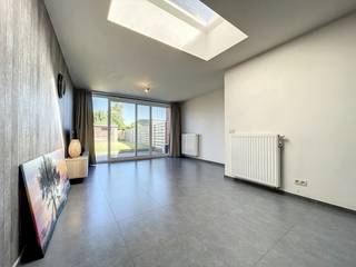 We vinden deze vernieuwde woning terug nabij het centrum van Staden, op wandelafstand van diverse handelszaken.Bij het betreden van de woning komen...