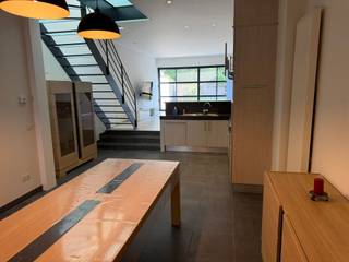 <p><span>GEZELLIGE EN GOED ONDERHOUDEN WONING 171M² MET 2 SLAAPKAMERS EN LEUKE ZUID-GEORIËNTEERDE TUIN</span></p><p><span>ligging nabij centrum met vlotte bereikbaarheid via N16, E17 en A12</span></p><p><span> </span></p><p><span>Gelijkvloers:</span><span> Inkomhal / wc met handwas / berging met stookplaats (3 x 2,9m) / eetplaats met super-ingerichte open keuken (28m²) / salon (6 x 4,4m) met toegang tot zuid-georiënteerd terras en tuin.</span></p><p><span>1ste verdieping:</span><span> Nachthal / 2 slaapkamers (17m²; 4 x 3,9m) / grote badkamer (3,5 x 2,3m) met dubbele wastafel, ligbad, douche en wc / berging met wasplaats (5m²).</span></p><p><span>2de verdieping:</span><span> Stockage-zolder (8 x 4m).</span></p><p><span>Tuin met tuinberging.</span></p><p><span> </span></p><p><span>Woning is voorzien van 8 zonnepanelen en een zonneboiler.</span></p><p><span> </span></p><p><span>Woning bewoonbaar door maximaal 3 personen.</span></p><p><span> </span></p>