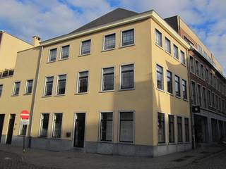Handelsgelijkvloers, commercieel opvallend gelegen, op de hoek van de Kleine Ring met de Diesterstraat.Het pand omvat een mooie winkelruimte van...