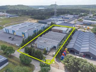 <span><strong>BEDRIJFSPAND BESTAANDE UIT 3.060M² HALLEN + WEEGBRUG + WOONST GELEGEN OP HET INDUSTRIETERREIN TE LANKLAAR.<br /><br />TROEVEN<br /></strong>- Ruime bedrijfshallen<br />- Woonst<br />- Weegbrug op eigen terrein<br />- Terrein volledig afgesloten<strong><br /></strong><strong><br />BEDRIJFSPAND:<br /></strong>Het bedrijfspand bestaat uit overdekte werk- opslaghallen:<br /><br /><strong>Bedrijfshal 1 (2.038m²)</strong><br />- oppervlakte: 2.038m²<br />- afmetingen: 56,00m x 36,40m<br />- vrije hoogte: 6,50m (zijkant) / 8,00m (midden)µ<br />- TL-verlichting<br />- hal is open aan de zijkanten<br />- metalen constructie met deels betonnen plint<br />- betonvloer<br /><br /><strong>Bedrijfshal 2 (1.025m²)</strong><br />- oppervlakte: 1.025m²<br />- afmetingen: 20,40m x 36,40m + 10,00 x 28,20m<br />- vrije hoogte: 8,00m (zijkant) / 10,00m (midden)<br />- TL-verlichting<br />- hal is open aan de zijkanten<br />- metalen constructie met deels betonnen plint<br />- betonvloer<strong><br /><br />Kelder:<br /></strong>Een gedeeldte van de bedrijfshallen is onderkelderd.<br />- oppervlakte: 744m²<br />- afmetingen: 28,30 x 26,30m <strong><br /><br />Weegbrug<br /></strong>- Het pand is voorzien van een weegbrug, gelegen aan de voorzijde van het terrein.<br /><strong><br />WOONST:<br /></strong>De woning bestaat uit een gelijkvloerse verdieping en 1ste verdieping en is voorzien van:<br /><strong>- Gelijkvloers met een bruto oppervlakte van 280m²: </strong>inkomhal met trap naar verdieping, ruime woonkamer, aparte geïnstalleerde keuken, 2 slaapkamers, badkamer met dubbele wastafel, douche en ligbad, apart toilet, wasplaats, berging, kantoorruimte met aparte ingang.<br /><strong>- Eerste verdieping met een bruto oppervlakte van 234m²:</strong> woonkamer, aparte geïnstalleerde keuken, badkamer met wastafel, douche en toilet, bergruimte, 2 slaapkamers, dakterras 46m². <br /><strong>- Kelderverdieping:</strong> kelderruimte met CV-installatie<br /><strong><br />ANDERE:<br /></strong>Het terrein is volledig omheind met aan de voorzijde 2 elektrische schuifpoorten.<br />Rondom de bedrijfsgebouwen is er betonverharding voorzien.<br /><br /><strong>EXTRA INFORMATIE EPC's <br /></strong>1) EPC BEKAERTLAAN 28A: ENERGIELABEL C / 265 kWh/ (m2 jaar) geldig tot en met 14/07/2036. <br />2) EPC BEKAERTLAAN 28: ENERGIELABEL D / 313 kWh/ (m2 jaar) geldig tot en met 14/07/2036. <strong><br /><br /></strong></span><span><br /><br />Bekijkt u deze advertentie via een aanverwante vastgoedsite, surf dan zeker naar onze website <strong>www.N78vastgoed.be</strong> voor een uitgebreide beschrijving en foto's. <strong>Meer info: +32 (0)89 86 18 88 of info@N78vastgoed.be.</strong></span>