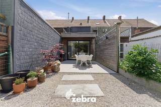 Volledig instapklare woning te Roeselare.<br /><br />Gelegen op een uitstekende locatie, vlakbij winkels, scholen en openbaar vervoer, geniet deze woning bovendien van een vlotte verbinding naar de autostrade. Dankzij de centrale ligging combineert u hier moeiteloos comfort, bereikbaarheid en alle dagelijkse voorzieningen binnen handbereik.<br /><br />Bij het betreden van de woning komt u binnen in de inkomhal met praktische wasplaats en een apart gastentoilet. Aansluitend bevindt zich de lichtrijke leefruimte met een volledig geïnstalleerde open keuken, die samen zorgen voor een aangename en open woonbeleving.<br />Op de eerste verdieping treft u de nachthal, de ruime master bedroom en de badkamer, uitgerust met een inloopdouche, dubbel lavabomeubel en toilet. Via een vaste trap bereikt u de tweede verdieping, die volledig werd afgewerkt met maatkasten en perfect ingericht is als tweede slaapkamer.<br />Buiten wordt u verwelkomd op het gezellige terras dat aansluit op een zonnige tuin, ideaal om in alle rust te genieten.<br /><br />De woning beschikt bovendien over een EPC-label C, conforme elektriciteit, automatische rolluiken, centrale verwarming op aardgas en is asbestveilig.<br /><br /><strong>Kortom, bent u op zoek naar een gezinswoning op een topligging te Roeselare?<br />Twijfel niet langer en leg vandaag nog uw bezoek vast!</strong>