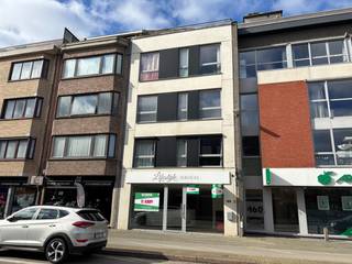 Verhuurd commercieel gelijkvloers in het centrum Brasschaat.Indeling:Inkom met balie en zitbank, ruime kantoorruimte met tientallen ingebouwde...