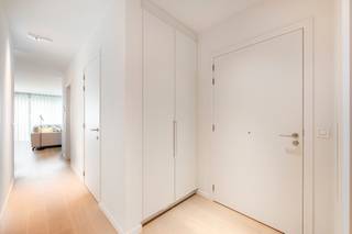 Gelegen in het gegeerde Mariaburg, bevindt zich dit modern en tot in de puntjes afgewerkt gelijkvloers appartement (bouwjaar 2020).<br /><br />Bij het binnenkomen valt meteen de kwalitatieve afwerking op. De inkomhal met vestiaire gaat naadloos over in een lichtrijke leefruimte waar maatwerk en strakke lijnen zorgen voor een rustig en coherent geheel. De geïntegreerde kastenwand biedt niet alleen extra opbergruimte, maar versterkt ook het architecturale karakter van het appartement.<br /><br />De open keuken met eiland vormt een echte eyecatcher en is volledig uitgerust met hoogwaardige toestellen, perfect voor gezellige avonden met vrienden en familie.<br /><br />Het appartement beschikt over een volwaardige master bedroom met ingemaakte kasten en een tweede kamer die perfect dienst kan doen als kinderkamer of bureau, eveneens voorzien van maatkasten. De badkamer is ruim en comfortabel ingericht met een ligbad, inloopdouche en een dubbel lavabomeubel.<br /><br />Via de leefruimte heb je directe toegang tot het zonnige terras en de privatieve zuidgerichte tuin, wat zorgt voor maximale lichtinval en een aangename buitenbeleving doorheen de dag. Op het terras is bovendien een automatische zonneluifel voorzien, waardoor je op elk moment comfortabel buiten kan zitten. De aanwezigheid van een achteruitgang maakt deze buitenruimte niet alleen aantrekkelijk, maar ook bijzonder praktisch in gebruik.<br /><br />Verder beschikt het appartement over een aparte berging met aansluiting voor wasmachine en droogkast. <br />In de kelderverdieping bevindt zich een kelderberging en een ondergrondse autostaanplaats die inbegrepen zijn in de prijs.<br /><br />Dankzij de recente bouw en de combinatie van vloerverwarming en parketvloeren geniet je hier van hedendaags comfort en een energiezuinige woonomgeving die volledig voldoet aan de huidige en toekomstige normen.<br /><br />Een instapklaar appartement waar afwerking, comfort en locatie perfect samenkomen.