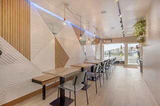 Dit opbrengstpand bevindt zich op een zeer gunstige locatie net buiten de ring. Het betreft een handelspand met 3 appartementen.<br /><br />Dit pand wordt verkocht in een instapklare staat en beschikt over:<br />- Een handelspand van 79m² op een super ligging, dichtbij Leuven centrum. Met EPC C<br />- 3 appartementen van 76m², 74m² en 47m², met respectievelijke EPC's: 197, 177 en 237<br />De appartementen op de 1ste en 2de verdieping beschikken over een terras. <br />De mogelijkheid bestaat om de zolder af te werken en te betrekken bij het bovenste appartement.<br /><br />Het handelspand op het gelijkvloers wordt momenteel uitgebaat als frituur door de verkopers. Het is bespreekbaar dat ze hun activiteit verderzetten + huurprijs betalen.<br />Het appartement op de 1ste verdieping wordt momenteel verhuurd als airbnb, alle nodige vergunningen zijn aanwezig. <br />De appartementen op de 2de en 3de verdieping zijn momenteel verhuurd.<br />Huuropbrengsten van de appartementen zijn +/- 3 250 per maand. <br /><br />De prijs voor heel het gebouw (handelspand + 3 appartementen) is 970.000 euro. <br /><br />Elektriciteit is volledig conform, aan alle brandnormen is voldaan. Verwarming is op aardgas, de ketel werd in 2013 vernieuwd. Het dak werd in 2019 volledig vernieuwd en de gevel in 2021 geïsoleerd.<br />Het betreft een gebouw met betonnen verdiepen. <br /><br />De mogelijkheid bestaat om een staanplaats bij te kopen op 100m van het pand.<br /><br />Alle attesten, plannen,... kunnen bekomen worden. <br /><br />Virtual tour gelijkvloers: <br />https://360.zibber.eu/share/collection/7MNPn?logo=0&amp;info=0&amp;fs=1&amp;vr=1&amp;sd=1&amp;initload=0&amp;thumbs=1 <br />Virtual tour 1ste verdieping: <br />https://360.zibber.eu/share/collection/7MNGC?logo=0&amp;info=0&amp;fs=1&amp;vr=1&amp;sd=1&amp;initload=0&amp;thumbs=1<br />Virtual tour 2de verdieping: <br />https://360.zibber.eu/share/collection/7Mh9k?logo=0&amp;info=0&amp;fs=1&amp;vr=1&amp;sd=1&amp;initload=0&amp;thumbs=1<br />Virtual tour 3de verdieping:<br />https://360.zibber.eu/share/collection/7Mh9b?logo=0&amp;info=0&amp;fs=1&amp;vr=1&amp;sd=1&amp;initload=0&amp;thumbs=1<br /> <br />Aarzel niet mij te contacteren voor verdere inlichtingen of voor een plaatsbezoek.