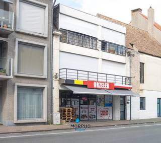 <strong>Een toplocatie koop je maar één keer. De invulling bepaalt u zelf.</strong><br />Op een uitstekende zichtlocatie langs de Oostendestraat in Torhout bevindt zich dit veelzijdige handelspand met ruime duplexwoonst. Dankzij de commerciële ligging, de brede etalage en de dagelijkse passage geniet uw toekomstige zaak hier van maximale zichtbaarheid.<br /><br />De eigendom beschikt over een bruto vloeroppervlakte van circa 364 m², verdeeld over een handelsgelijkvloers van ca. 129 m² en een ruime duplexwoonst van ca. 235 m². Deze indeling biedt een unieke combinatie van professioneel ondernemen en comfortabel wonen of investeren.<br /><br />Het gelijkvloers is ingericht als handelsruimte en vormt de ideale basis voor een winkel, kantoor, praktijkruimte, showroom of andere commerciële activiteit.<br /><br />De bovenliggende woonst is momenteel ingericht als een ruim duplexappartement met vier volwaardige slaapkamers, twee badkamers, een royale leefruimte met open keuken en een ruim zonneterras. Het appartement is momenteel verhuurd, waardoor de eigendom ook interessant is voor investeerders die onmiddellijk kunnen rekenen op een bestaande huuropbrengst.<br /><br />Hoewel de eigendom een grondige renovatie vraagt, schuilt net daarin haar grootste meerwaarde. Ze biedt de vrijheid om zowel de handelsruimte als de woonst volledig naar eigen smaak en visie te moderniseren. Dankzij de uitstekende commerciële ligging, de royale volumes en de combinatie van handel en wonen vormt dit een uitzonderlijke opportuniteit voor ondernemers, investeerders en projectontwikkelaars.<br /><strong>Troeven</strong>
<ul>
	<li> Commerciële topligging langs de Oostendestraat</li>
	<li>Handelspand met ruime duplexwoonst</li>
	<li>Handelsruimte van ca. 129 m²</li>
	<li>Duplexappartement van ca. 235 m²</li>
	<li>4 volwaardige slaapkamers</li>
	<li>2 badkamers</li>
	<li>Royale leefruimte met open keuken</li>
	<li>Groot zonneterras</li>
	<li>Duplexwoonst momenteel verhuurd</li>
	<li>Ideaal voor zelfstandigen, vrije beroepen en investeerders</li>
	<li>Renovatieproject met aanzienlijk meerwaardepotentieel</li>
</ul>
<strong>Technische gegevens</strong>

<ul>
	<li>Bruto vloeroppervlakte: ca. 364 m²</li>
	<li>Handelsgelijkvloers: ca. 129 m²</li>
	<li>Duplexappartement: ca. 235 m²</li>
	<li>Perceeloppervlakte: ca. 165 m²</li>
	<li>Bouwjaar: 1968</li>
	<li>Residentieel EPC: Label B – 141 kWh/m²/jaar</li>
	<li>Afzonderlijk EPC niet-residentieel beschikbaar.</li>
</ul>
Ervaar zelf het potentieel van deze veelzijdige eigendom. Contacteer ons voor een persoonlijke rondleiding en ontdek hoe dit handelspand met duplexwoonst kan uitgroeien tot uw volgende succesvolle investering of ondernemersverhaal.