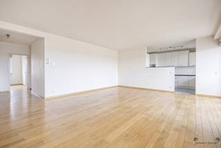<h3><span>Ruim en energiezuinig appartement met 3 slaapkamers en terras te koop in Berchem</span></h3><p><span>Gelegen in een rustige en groene woonomgeving. Op wandelafstand vindt u het Brilschanspark, scholen, openbaar vervoer en sportcentrum Het Rooi. <br />Dankzij de nabijheid van belangrijke invalswegen geniet u bovendien van een vlotte verbinding naar Antwerpen, Mechelen en Brussel.</span></p><p><span>Met een bewoonbare oppervlakte van maar liefst 130 m² (volgens EPC) bevindt dit appartement zich op de vierde verdieping van een verzorgd gebouw met lift.</span></p><p><span>Indeling:<br /><br /></span></p><ul><li><span>Ruime en lichtrijke leefruimte met parketvloer, ideaal voor het creëren van een gezellige zithoek en eetkamer.</span></li><li><span>Volledig geïnstalleerde keuken voorzien van alle nodige toestellen.</span></li><li><span>Praktische berging aansluitend aan de keuken.</span></li><li><span>Drie volwaardige slaapkamers.</span></li><li><span>Master bedroom met en-suite badkamer uitgerust met een dubbele wastafel, ligbad en toilet.</span></li><li><span>Tweede badkamer.</span></li><li><span>Twee afzonderlijke toiletten.</span></li><li><span>Aangenaam terras.</span></li></ul><p><span>Troeven:</span></p><ul><li><span>EPC-label A: energiezuinig wonen.</span></li><li><span>Individuele verwarming.</span></li><li><span>Mobiscore van 9,5/10.</span></li><li><span>Goed onderhouden gebouw met lift.</span></li><li><span>Rustige en groene ligging nabij alle voorzieningen.</span></li></ul><p><span>Bij het appartement horen twee ondergrondse autostaanplaatsen, verplicht bij aan te kopen aan 28.000 per staanplaats.</span></p><p><span>Interesse in dit ruime appartement te koop in Berchem? Contacteer ons vandaag nog voor meer informatie of een bezoek ter plaatse.</span></p><p><span> </span></p><p><span> </span></p><p><span> </span></p><p><span> </span></p><p><span> </span></p>