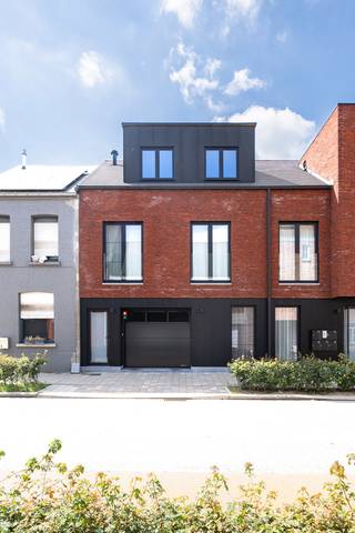 Voor verdere info of een vrijblijvende waardebepaling van uw eigendom: joeri.vandeven@homixx.be of 016 199 346.<br />Voor de volledige tekst: www.homixx.be .<br /><br />Op zoek naar luxe, ultiem comfort en een toplocatie? <br />In Residentie Genève – een kleinschalig en stijlvol project met slechts vijf wooneenheden – stellen we met trots dit hoogwaardig afgewerkte nieuwbouwpenthouse voor op de 2de verdieping. <br />Een gloednieuw appartement onder registratierechten (geen BTW stelsel).<br />Hier woont u op wandelafstand van het gezellige kerkplein, winkels, scholen, restaurants en de bibliotheek, terwijl u in het appartement zelf geniet van een absolute rust. <br />Het gebouw beschikt bovendien over een lift, een autolift, een gemeenschappelijke tuin en een ruime, vlot toegankelijke fietsenberging op de begane grond.<br /><br />Dit exclusieve pand is volledig instapklaar afgewerkt met hoogwaardige materialen, reeds geschilderd en voorzien van sfeervolle ledverlichting. <br />U betreedt dit prachtige appartement via de elegante inkomhal die tevens rechtstreeks toegankelijk is vanuit de inpandige lift en uitgerust is met praktische ingemaakte kasten en een video- & parlofoon.<br />Van daaruit stapt u binnen in de ruime, lichtrijke leefruimte die naadloos aansluit op de open en volledig ingerichte keuken. <br />Een absolute blikvanger van dit penthouse is het riante, zuidwest-georiënteerde dakterras van maar liefst 53 m², waar u van 's middags tot 's avonds in alle privacy van de zon kunt genieten.<br /><br />Het nachtgedeelte telt twee ruime slaapkamers en een luxueuze badkamer die is uitgerust met een comfortabele inloopdouche, een ligbad en een tweede toilet. <br />Een afzonderlijk gastentoilet, een royale wasplaats-berging en een private ondergrondse bergkelder maken het plaatje compleet. <br />Daarnaast is er nog eventueel de mogelijkheid om tot vier vlot bereikbare ondergrondse garageplaatsen aan te kopen (2 aan € 22 000 en 2 aan € 26 000).<br /><br />Ook op het vlak van technieken en energiecomfort scoort deze woning uitzonderlijk goed. <br />Met een EPC-score van 42 kWh/m² (label A) en een E-peil van 22 is deze penthouse klaar voor de toekomst. <br />De verwarming én verkoeling worden aangestuurd via een moderne lucht-water warmtepomp met vloerverwarming en -koeling, optimaal ondersteund door een ventilatiesysteem D met warmterecuperatie.<br />De regenwaterput is aangesloten op de 2 wc's en de buitenkraan.<br /><br />Wenst u deze unieke penthouse te bezoeken? <br />Neem dan gerust contact op met Jordi!