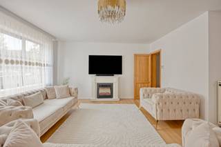 <p>Ruim gelijkvloers appartement met buitenruimte in Willebroek.</p><p><br /></p><p>Dit gerenoveerde gelijkvloers appartement in Willebroek combineert ruime leefruimtes, een praktische indeling en een grote koer/terras die een absolute troef vormt.<strong> </strong>Hier geniet je in alle rust van de buitenlucht, met voldoende ruimte om te ontspannen, te tafelen of gezellig te vertoeven.</p><p>Binnen werd het appartement vernieuwd met oog voor kwaliteit en comfort. Zo ligt er in de leefruimtes een nieuwe hoogkwalitatieve parketvloer, die zorgt voor een warme en stijlvolle uitstraling. De ruime woonkamer geniet van veel lichtinval en sluit aan op de praktische keuken en leefruimte. Met twee volwaardige slaapkamers biedt het appartement bovendien alle comfort voor een gezin, koppel of wie extra ruimte wenst.</p><p>De centrale ligging nabij scholen, openbaar vervoer, een park en het treinstation maakt dit appartement extra aantrekkelijk. Dankzij het EPC-label B geniet je bovendien van een energiezuiniger wooncomfort.</p><p><br /></p><p>Belangrijkste ruimtes:</p><p>• Ruime woonkamer met veel lichtinval</p><p>• Praktische keuken met aansluitende leefruimte</p><p>• Twee volwaardige slaapkamers</p><p>• Buitenruimte om te genieten van frisse lucht en ontspanning</p><p><br /></p><p>Troeven:</p><p>• Ruim gelijkvloers appartement met praktische indeling</p><p>• Gerenoveerd en instapklaar</p><p>• Centrale ligging nabij scholen, openbaar vervoer en station</p><p><br /></p><p>Neem vandaag nog contact op met je ERA-makelaar voor een bezoek.</p><p><br /></p><p>JOUW DROOMAPPARTEMENT. ZO GEVONDEN!</p>