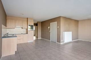 <p><span>Dit instapklare appartement is gelegen op een uitstekende locatie in Heist-op-den-Berg, op </span><span>wandelafstand van de Bergstraat</span><span> en met tal van winkels, horecazaken, scholen en andere voorzieningen in de nabije omgeving. Ook het openbaar vervoer is vlot bereikbaar. Het appartement bevindt zich in een verzorgd gebouw dat dateert van </span><span>2007</span><span> en beschikt over een gunstig </span><span>EPC-label B</span><span>.</span></p><p><span>Bij het binnenkomen komen we in de inkomhal, die rechtstreeks overloopt in de </span><span>ruime en lichtrijke woonkamer met open keuken</span><span>. Dankzij de grote raampartijen geniet de leefruimte van een aangename natuurlijke lichtinval. Vanuit de woonkamer is er toegang tot het </span><span>eerste terras aan de voorzijde</span><span>.</span></p><p><span>Verder omvat het appartement een apart toilet, een badkamer uitgerust met een douche en een praktische berging. Achteraan bevinden zich </span><span>twee slaapkamers</span><span>, met een oppervlakte van respectievelijk ca. </span><span>13 m² en 8 m²</span><span>. Vanuit de master bedroom is er rechtstreeks toegang tot het </span><span>ruime tweede terras van ca. 15 m²</span><span>, wat een aangename extra buitenruimte vormt.</span></p><p><span>Tot slot beschikt het appartement over een </span><span>ondergrondse autostaanplaats</span><span> met aansluitend een privatieve berging van ca. </span><span>5 m²</span><span>, ideaal voor het stockeren van fietsen, materiaal en andere spullen.</span></p><p><span>Het geheel combineert een praktische indeling, aangename lichtinval, twee terrassen en ruime bergruimte met een uitstekende ligging nabij het centrum van Heist-op-den-Berg.</span></p><p><span> </span></p><p><span>Lage gemeenschappelijke kosten!</span></p><p><span> </span></p><p><span>Contacteer ons snel voor een bezichtiging via info@vastgoedplus.be of 015 200 999.</span></p>