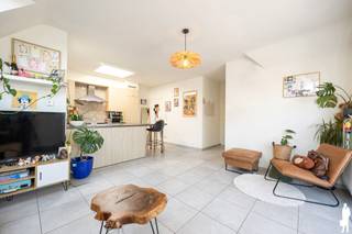 Op zoek naar een instapklaar appartement met veel natuurlijke lichtinval, aangename buitenruimte en een centrale ligging? Dit verzorgde appartement op de derde verdieping combineert comfortabel wonen met maar liefst 2 terrassen, een lift en een private parkeerplaats.<br /><br />Dankzij de lichtrijke leefruimte, open keuken en twee ruime buitenruimtes is dit een aangename plek om thuis te komen. Bovendien bevindt het appartement zich in het centrum van Sint-Pauwels, met winkels en voorzieningen binnen handbereik.<br /><br />Indeling<br />- Inkomhal<br />- Ruime en lichtrijke leefruimte met plaats voor een gezellige zit- en eethoek<br />- Open keuken met ruim werkblad en centraal kookeiland<br />- Rechtstreekse toegang vanuit de leefruimte tot het eerste terras<br />- Tweede ruim terras met open zicht, ideaal om in alle rust van de buitenlucht te genieten<br />- Volwaardige slaapkamer met natuurlijke lichtinval<br />- Verzorgde badkamer met douche, lavabo en toilet<br />- Private parkeerplaats inbegrepen<br /><br />Algemeen<br />- Gelegen op de 3e verdieping<br />- Lift aanwezig<br />- Centrale ligging in Sint-Pauwels<br />- EPC: 175 kWh/m² – label B<br />- Centrale verwarming op aardgas<br />- Elektrische installatie conform<br />- Mogelijkheid tot aankoop met de aanwezige meubels<br /><br />Een verzorgd en instapklaar appartement waar licht, buitenruimte en een centrale ligging perfect samenkomen. De twee terrassen, private parkeerplaats en gunstige EPC-score maken het geheel extra aantrekkelijk, zowel voor eigen bewoning als investering.<br /><br />Op zoek naar een woning, appartement of bouwgrond in het Waasland of de Denderstreek?<br />De Boer &amp; Partners Waas &amp; Dender begeleidt u graag bij de aankoop of verkoop van vastgoed in deze ruime regio.<br />Wenst u dit pand te bezoeken? Contacteer ons via waasendender@deboerenpartners.be of 03 377 55 00.