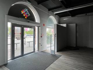 Dit veelzijdig bedrijfsgebouw heeft een totale oppervlakte van 446 m², bestaande uit een commerciële ruimte van 278 m²  (showroom, winkel,...