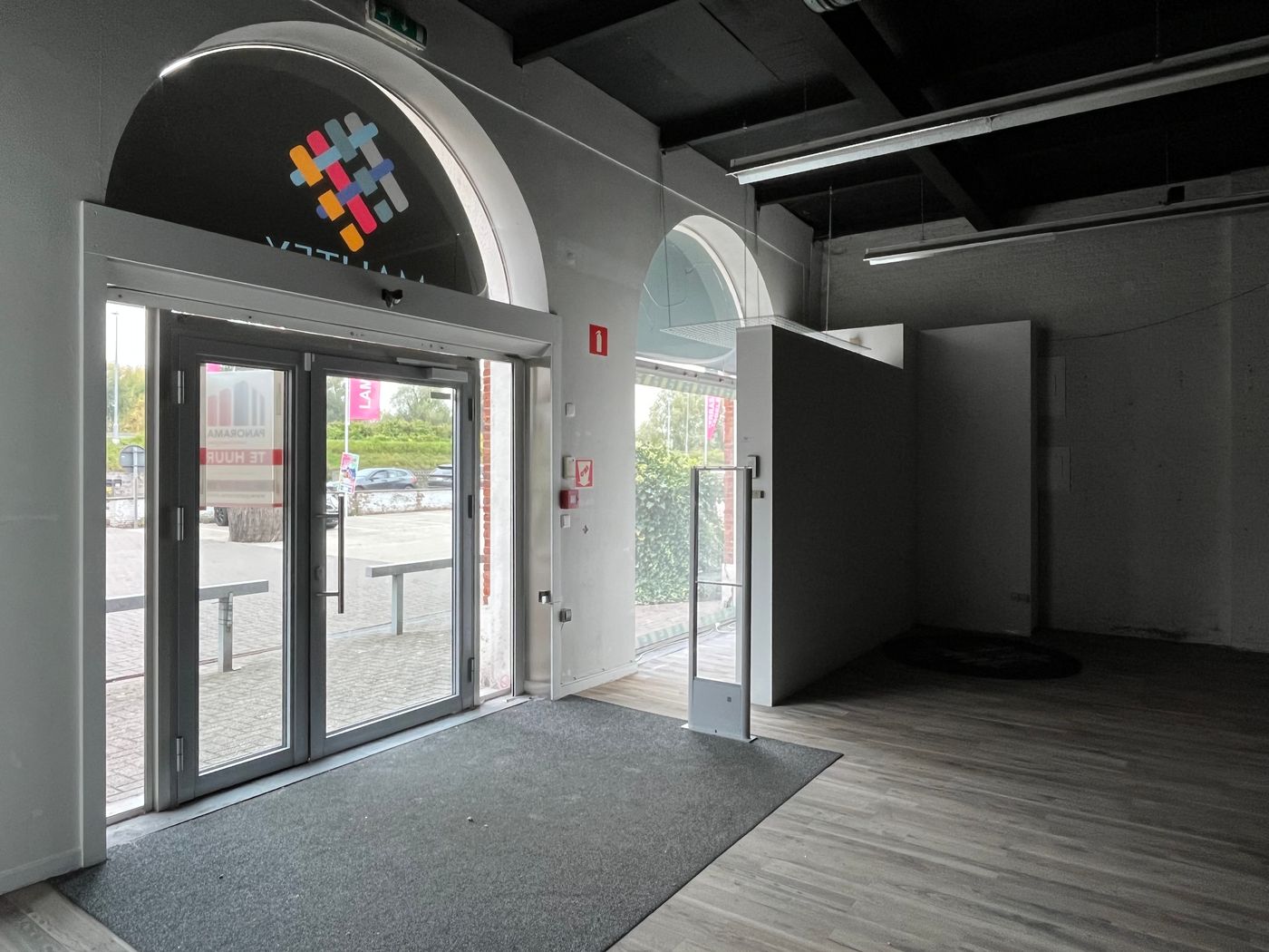 278 m² commerciële ruimte met 168 m² opslagruimte te huur in Dendermonde - foto 2