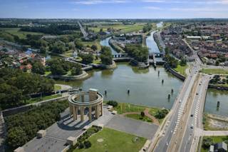 Dit ruim en instapklaar appartement type doorloper is rustig gelegen langs de vaart, met open zicht op het water en in de onmiddellijke nabijheid...