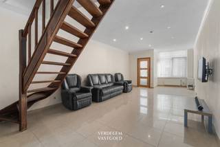 <p><span>Ligging<br /></span><span>Je vindt deze woning in de volkse en sterk opkomende wijk Meulestede. <br />De Oude Dokken, het Dampoortstation en het historische centrum liggen op een paar fietsminuten. <br />Winkels, scholen en openbaar vervoer zijn vlakbij. <br />Via de R40 en de R4 zit je snel op de grote invalswegen. <br />De straat is een zone 30.<br /><br /></span><span>Instapklare woning met ruime leefruimte en vier slaapkamers<br /></span><span>Via de inkomdeur kom je meteen in de leefruimte met ruimschoots plaats voor een zit- en eethoek. <br />De houten trap geeft de ruimte extra karakter. <br />Achter de dubbele glazen deur ligt de keuken met plaats voor een eettafel.<br />Via een doorgang loop je verder naar een tweede keukengedeelte met spoelbak en extra kastruimte. <br />De moderne badkamer beschikt over een inloopdouche, een lavabomeubel en een hangtoilet. <br />Achteraan is er een koer met een aparte berging.<br />Op de eerste verdieping vind je drie slaapkamers.<br />Op de tweede verdieping is er een grote zolderkamer.<br /><br /></span><span>Extra<br /></span><span>/ elektriciteit conform<br /><br /></span><span>Troeven<br /></span><span>/ opkomende woonbuurt<br />/ 4 slaapkamers<br />/ geen renovatieplicht<br /><br /><br /><br /><br /></span><span>disclaimer: het interieur van foto 1 werd gegenereerd met AI<br /></span><span><br /><br /></span></p>