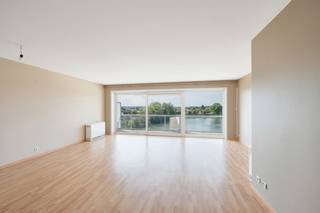 Mooi recent en instapklaar appartement met grote terrassen op wandelafstand van de Zeedijk.<br /><br />Indeling: Inkomhal met vestiairekast, ruime woonkamer met toegang tot het groot zongericht terras met zicht op het meer en strand, ingerichte open keuken, badkamer voorzien van bad, dubbele wastafel en toilet, aparte douchekamer met wastafel, apart toilet, twee grote slaapkamers met toegang tot het terras.<br /><br />Mogelijkheid tot aankoop van een parkingplaats (35.000 Euro)<br /><br />Appartement gelegen in de laatste en meest recentste fase.<br />Deze residentie beschikt over een overdekt privé zwembad,<br />privéstrand, sportfaciliteiten en parking plaatsen op eigen terrein.<br /><br />O.a. aanwezig, gemeenschappelijke fietsenberging, plaats voor een wasmachine...<br />Het perfecte vakantieappartement met goede verhuurmogelijkheden.<br /><br />Info en bezoek bel Andries De Leyn 0472 53 66 09