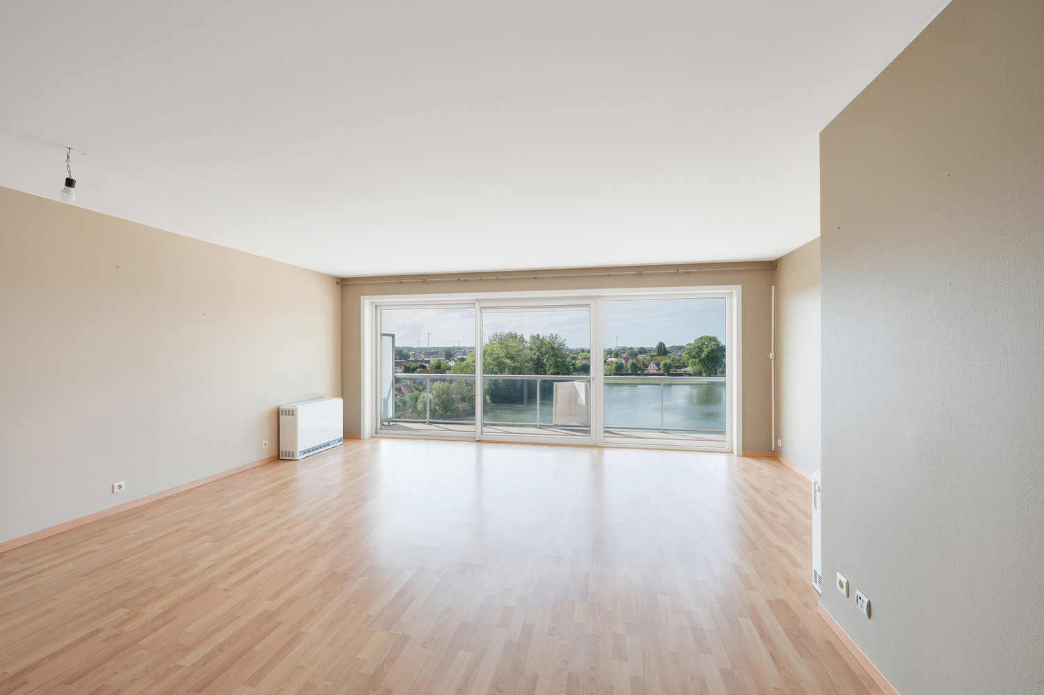 Zongericht ruim 2-slaapkamer appartement met prachtige zichten - photo 3