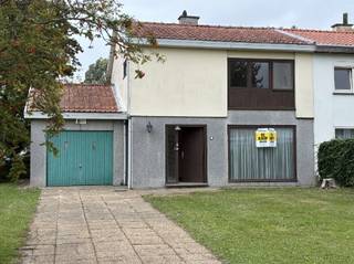 Deze gezinswoning geniet van een aangename ligging aan de stadsrand en bevindt zich op een hoekperceel, waardoor de woning omringd wordt door een mooie tuin. De woning beschikt over een ruime en lichtrijke leefruimte, dankzij de grote ramen die zorgen voor een aangename natuurlijke lichtinval. Verder zijn er een keuken, badkamer en drie slaapkamers. Een absloute troef is de ruime tuin, ook achteraan. De woning is deels te renoveren en biedt hierdoor de mogelijkheid om ze verder naar eigen smaak en wensen in te richten. De woning wordt aangeboden met een biedingssysteem volgens COVAST.