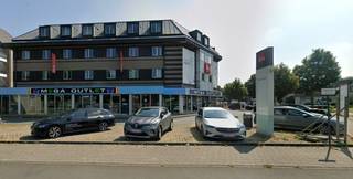 <p>Ruime commerciële gelijkvloerse ruimte van ca. 820 m² te koop, uitstekend gelegen in Aalst. Dankzij de grote oppervlakte en flexibele indeling is dit pand ideaal voor winkel, showroom, praktijkruimte of andere commerciële invullingen.</p>
<p>Mogelijkheid tot aankoop van parkeerplaatsen<br /><br />De ruimte geniet van een goede visibiliteit en biedt tal van inrichtingsmogelijkheden op maat van uw activiteit.<br />Voor meer informatie contacteer ons. </p>