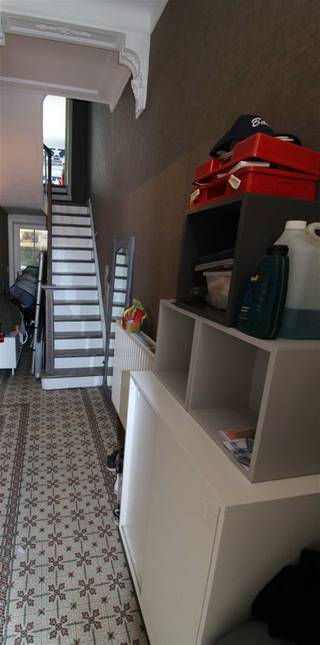 <p><span>Charmante woning gelegen in een rustige en kindvriendelijke éénrichtingstraat, grenzend aan Den Deuzeld (Schoten).</span></p><p><span> </span></p><p><span>Deze instapklare woning combineert comfort, ruimte en een uitstekende ligging. Ideaal voor gezinnen of koppels die op zoek zijn naar een warme thuisbasis.</span></p><p><span> </span></p><p><span>Indeling :</span></p><p><span>Bij het betreden van de woning komt u terecht in een aangename inkomhal die toegang geeft tot de ruime leefruimte, waar licht en gezelligheid centraal staan.</span></p><p><span>Aansluitend bevindt zich de ruime, volledig uitgeruste keuken met 6 pits Smeg gasvuur en dubbele Amerikaanse ijskast en diepvries, perfect voor wie graag kookt en samenkomt.</span></p><p><span>Tevens is er een polyvalente ruimte met gastentoilet. Achteraan geniet u van een onderhoudsvriendelijke tuin, een fijne plek om te ontspannen of gezellig te barbecueën met familie en vrienden.</span></p><p><span>Op de eerste verdieping zijn er 2 slaapkamers, elk met voldoende lichtinval en ruimte, een ruime dressing en een badkamer met ligbad en douche, nog een toilet en alle nodige comfort.</span></p><p><span>Op de tweede verdieping zijn er nog 2 slaapkamers.</span></p><p><span> </span></p><p><span>Troeven :</span></p><p><span>Tuin met privacy</span></p><p><span>Dak geïsoleerd</span></p><p><span>Elektriciteit conform</span></p><p><span>Nabij winkels, scholen, openbaar vervoer en invalswegen</span></p><p><span>Deze instapklare woning biedt enorm veel potentieel en is perfect voor wie confortabel wil wonen in een aangename buurt.</span></p><p><span> </span></p><p><span>Plan vandaag nog uw bezoek!</span></p>