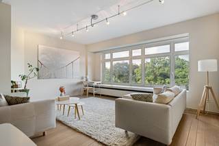 Dit appartement is gelegen aan de Van Eycklei en geniet van een prachtig, groen uitzicht op het Stadspark.Het gebouw zelf is een statig gebouw met...