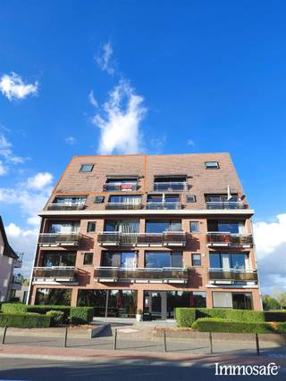 <p>Wonen met zicht op het water? Op de vierde verdieping van Donklaan 160 B bevindt zich dit ruime en charmante tweeslaapkamer appartement met een werkelijk uitzonderlijk panorama over het Donkmeer. Een uitzicht dat nooit verveelt en dat u in de wijde omgeving niet vindt.</p><p>Het appartement biedt een aangename combinatie van ruimte, comfort en karakter. De lichtrijke leefruimte sluit aan op een terras van circa 4 m², waar u in alle rust van het prachtige uitzicht kunt genieten.</p><p>Maak je afspraak via sofie@immosafe.be</p><p>De aanwezige bruikbare meubels die op de foto’s zichtbaar zijn, blijven in het appartement. Verder beschikt de woning over een verzorgde doucheruimte, airconditioning en verwarming op pellets en elektriciteit. Voor de pellets is voldoende opslagruimte beschikbaar.</p><p><br />- Ruim duplex appartement op de vierde verdieping<br />- Twee volwaardige slaapkamers<br />- Fenomenaal en verregaand uitzicht over het Donkmeer<br />- Terras van circa 4 m²<br />- Mooie doucheruimte<br />- Verwarming op pellets en elektriciteit<br />- Airconditioning aanwezig<br />- Bruikbare meubels inbegrepen zoals zichtbaar op de foto’s<br />- Autostaanplaats inbegrepen<br />- Privatieve berging met elektriciteit, ideaal voor fietsen</p><p>Huurprijs: € 950 per maand<br />Forfaitaire kosten: € 100 per maand</p><p>Een uniek appartement voor wie elke dag wil thuiskomen met een vakantiegevoel aan het Donkmeer.</p>