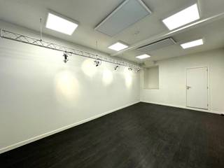 <p><span>Gelegen aan de Arenbergstraat 44, in het hart van Brussel, geniet dit </span><strong><span>kantoor van 80 m²</span></strong><span> van een uitstekende ligging, vlak bij de Grote Markt, het Centraal Station, winkels, restaurants en tal van diensten. De omgeving is bovendien uitstekend bereikbaar met het openbaar vervoer.</span></p>
<p><span>Het kantoor is beschikbaar vanaf </span><strong><span>1 november 2026</span></strong><span>.</span></p>
<p><span>De huurprijs bedraagt </span><strong><span>€1.295/maand</span></strong><span>, met </span><strong><span>€195/maand gemeenschappelijke kosten</span></strong><span>, </span><strong><span>€109/maand onroerende voorheffing</span></strong><span> en </span><strong><span>€150/maand kantoorbelasting</span></strong><span>.</span></p>