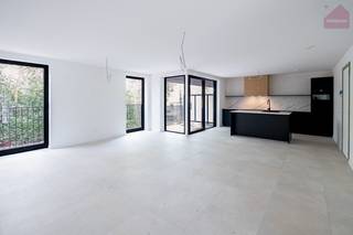 <strong>In de dorpskern van Klein Vorst bevindt zich Residentie Quercus, een doordacht nieuwbouwproject waar comfortabel en energiezuinig wonen centraal staat. De afwerking is zorgvuldig gekozen en afgestemd op hedendaags wooncomfort, met aandacht voor licht, ruimte en gebruiksgemak. De appartementen behalen een uitzonderlijk lage energieprestatie (E-peil E8 of lager), wat zorgt voor lagere energiekosten en een aangenaam binnenklimaat.</strong><br /><br /><strong>Appartement 1.5</strong> bevindt zich op de eerste verdieping en heeft een bewoonbare oppervlakte van 118,50 m². Het appartement beschikt over drie slaapkamers, een badkamer met inloopdouche en dubbele wastafel, een apart toilet en een aangename leefruimte met open, volledig geïnstalleerde keuken. Vanuit de leefruimte is er directe toegang tot het terras. Het gebouw is bovendien voorzien van een gemeenschappelijke tuin, een fietsenberging en een lift, wat bijdraagt aan het dagelijks comfort.<br /><br /><strong>Duurzaam en toekomstgericht wonen</strong><br />De appartementen voldoen aan de huidige strenge energienormen en behalen een E-peil van 8. Hierdoor geniet u de eerste 5 jaar van een vrijstelling van onroerende voorheffing (K.I.).<br />Elk appartement is uitgerust met:
<ul>
<li>zonnepanelen</li>
<li>vloerverwarming in alle ruimtes (via warmtepomp)</li>
<li>ventilatiesysteem type D</li>
</ul>
Deze technieken zorgen voor een energiezuinige en comfortabele woonomgeving, afgestemd op vandaag én morgen.<br /><br /><strong>Ligging</strong><br />Residentie Quercus combineert een rustige woonomgeving met een vlotte bereikbaarheid. Winkels, scholen, horeca en sportvoorzieningen liggen op wandelafstand. Bovendien zijn de omliggende steden eenvoudig bereikbaar dankzij de nabijheid van de E313.<br /><br /><strong>Parkeerplaatsen en bergingen</strong><br />Ondergrondse parkeerplaatsen en privatieve bergingen zijn niet inbegrepen in de prijs.<br />Deze kunnen afzonderlijk worden aangekocht vanaf € 22.600,00 (excl. btw en registratie).<br /><br /><br /><strong>Voelt dit als een plek waar jij je thuis zou voelen?</strong><br />Neem dan gerust contact met ons op voor meer informatie of een bezoek ter plaatse via info@sublimmo.be of 014 84 83 69.<br />We nemen graag de tijd om alles rustig toe te lichten.<br />