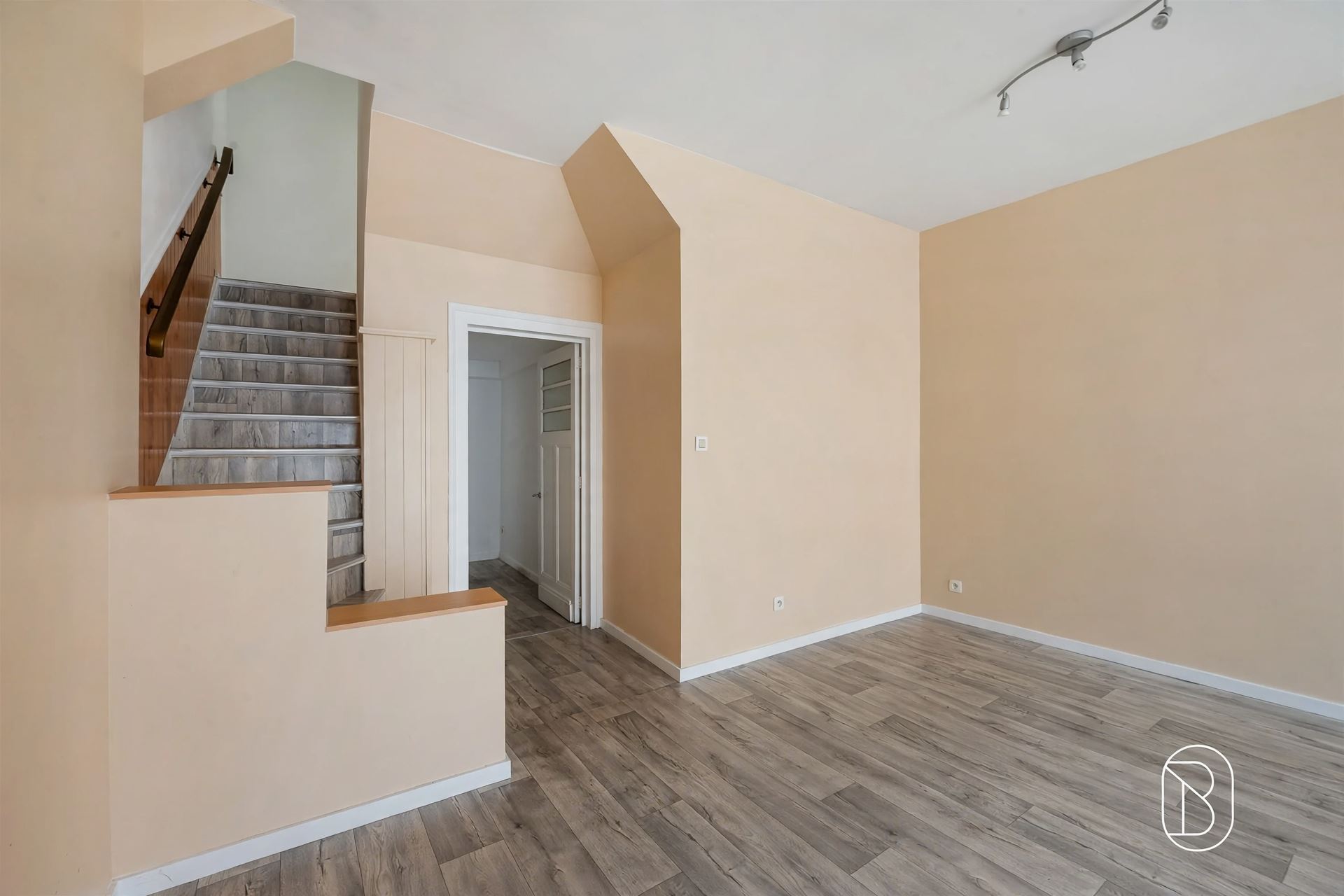 Goedgelegen gerenoveerde woning - foto 4