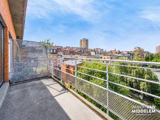 <strong>Immo Van Middelem verkoopt dit instapklare lichtrijke appartement van +/- 85m² gelegen op de 4de verdieping van een modern gebouw uit 2002. Het appartement bestaat uit 2 slaapkamers, een terras, kelder en ondergrondse parkeerplaats (INBEGREPEN IN DE PRIJS).</strong><br /><br />Gelegen op het iconische Vossenplein geniet dit appartement van een uitzonderlijk centrale ligging in de populaire Marollenwijk. De Zavel, Sint-Gillis en het stadscentrum bevinden zich op wandelafstand. <br />Ook qua mobiliteit scoort deze locatie uitstekend: diverse metro- en tramhaltes liggen in de onmiddellijke omgeving, het Zuidstation bevindt zich vlakbij en dankzij de vernieuwde fietsinfrastructuur langs de Zuidlaan verplaatst u zich vlot doorheen Brussel.<br /><br />De indeling is als volgt (4de VERDIEPING, met lift):<br />- inkomhal met WC, 2 slaapkamers, badkamer met inloopdouche en wasruimte, ruime living (salon en eetplaats) met schuifdeur naar het terras;<br />- kelder (4m²)<br />- ondergrondse privéparkeerplaats<br />- gemeenschappelijke fietsenstalling<br /><br />Gemeenschappelijke lasten (onderhoud/schoonmaak en elektriciteit gemene delen, lift, syndicus, blokpolis,...) +/- 240€ per maand, INCLUSIEF VOORSCHOT water en chauffage. Jaarlijks volgt een individuele afrekening van het werkelijke verbruik.<br /><br />EPC: 233 kWh/m².jaar - Label E (UC:765710).<br />Vrij bij akte.