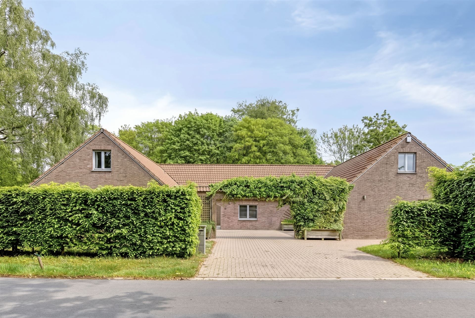 Open bebouwing met 5 (mog. 7) slaapkamers, tuin en garage - foto 1