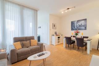 <p><strong>Bezoek mogelijk na aanmaken huurdersprofiel: </strong><strong>https://onid.mijnhuurprofiel.be/property/bf98f247-1d5e-44fb-b21f-c6ed4f121c03</strong></p><p><br /></p><p>Dit ruime appartement met 2 slaapkamers en 2 terrassen bevindt zich op wandelafstand van het bruisende centrum van Wilrijk en shopping de Bist. Dankzij de centrale ligging zijn scholen, openbaar vervoer en belangrijke invalswegen in de directe omgeving.</p><p><br /></p><p>Het omvat een inkomhal met apart toilet, een <strong>ruime en lichtrijke leefruimte</strong> met aansluitend een <strong>volledig uitgeruste keuken</strong> en <strong>2 slaapkamers</strong>.</p><p><br /></p><p>Dankzij de grote raampartijen geniet je van veel natuurlijk licht. Het appartement is bovendien uitgerust met <strong>vloerverwarming en een warmtepomp</strong>, wat zorgt voor extra comfort en energiezuinig wonen.</p><p>Verder is er een <strong>kelderberging inbegrepen</strong> en kan er optioneel een <strong>autostaanplaats worden bijgehuurd</strong>.</p>