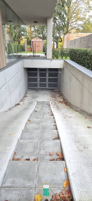 2 garageboxen te koop in recente residentie. Ondergronds parkeren met een makkelijke inrit en veel manoeuvreer ruimte. De boxen hebben...