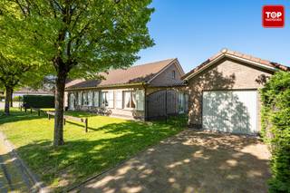 <p>Gelegen in een bijzonder rustige, groene straat zonder doorgaand verkeer, vindt u deze charmante bungalow. De woning combineert een rustige omgeving met een uitstekende bereikbaarheid: winkels, openbaar vervoer, scholen en een sporthal bevinden zich op korte afstand.<br /><br />Indeling:<br />Via de inkomhal betreedt u de lichtrijke leefruimte, die dankzij het porte-fenêtre een mooie connectie heeft met de tuin. De gezellige houtkachel zorgt voor extra sfeer. Aansluitend bevindt zich de aparte, volledig geïnstalleerde keuken met rechtstreekse toegang naar buiten. Verder beschikt de woning over vier volwaardige slaapkamers en een badkamer.<br /><br />De ruime zolder biedt tal van mogelijkheden en zorgt voor extra bergruimte.<br /><br />Buitenruimte:<br />De woning is omgeven door een ruime, groene en gunstig georiënteerde tuin, ideaal om in alle rust te genieten. Een praktisch tuinhuis is eveneens aanwezig.<br /><br />Extra troeven:<br /><br />Gemetste garage (geschikt voor wagen of extra opslag)<br />Dak volledig vernieuwd in 2016<br />Rustige ligging zonder doorgaand verkeer<br /><br />De woning is beschikbaar bij akte.<br /><br />Interesse? Neem contact op met Topvastgoed via 0475 700 700 voor een bezoek.</p>